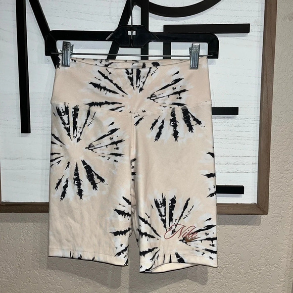 Nike One Women' 7" Cream/Multi Mid-rise Training Shorts Size small - Picture 1 of 5